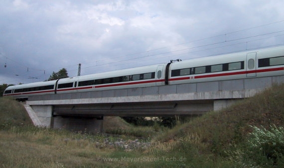 Seitenansicht: Eisenbahnbrücke Flieden in PREFLEX-Bauweise.