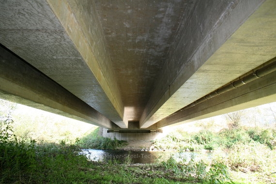 Untersicht: Straßenbrücke